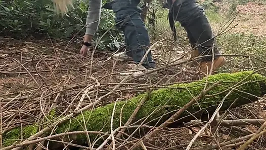 Ormanda gerçek amatör orta yaşlı seksi kadın.