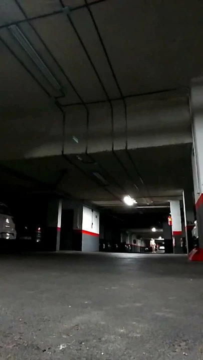 Yeraltı otoparkında çıplak