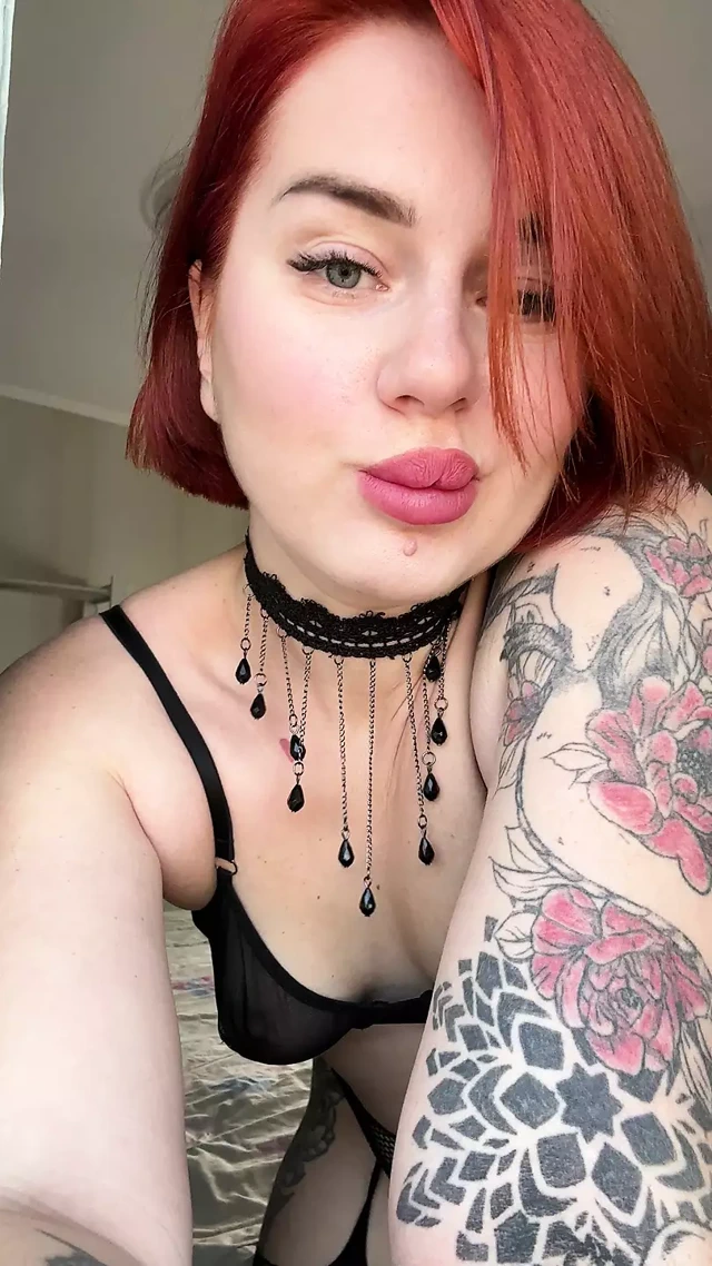 İç çamaşırımla meme uçlarımı okşuyor