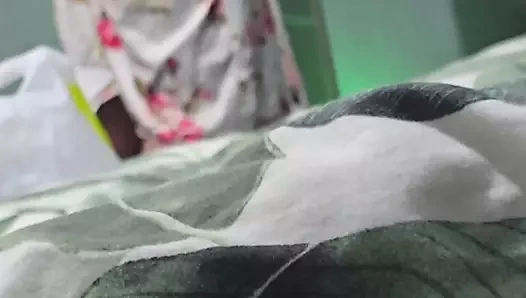 Üvey anne çıplak üvey oğlunun önünde elbiseyle şarj ediliyor