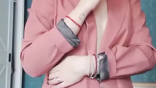 Şiddetli bir orgazm ile ev yapımı erotik striptiz ve mastürbasyon