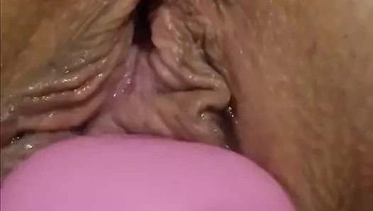 Üvey kız kardeşim 2 oyuncakla seks yapıyor, çifte penetrasyon ve yakın çekim amcık sikişi