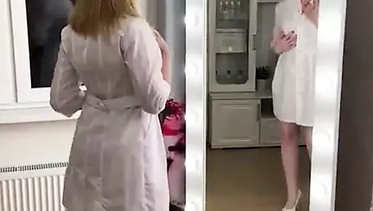 Sugar Nadya lateks eldivenler giyerek kendi amıyla oynuyor