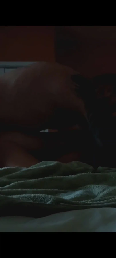 Üvey kız kardeş büyük seksi götünü sert domaltarak sikiyor