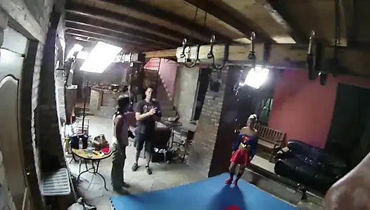 Supergirl worstelend in de woonkamer