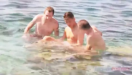 Açgözlü bir twink için iki adam