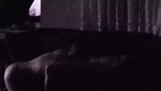 İlk kez karısını paylaşıyor, komşu kedi yerken fotoğraf çekiyor