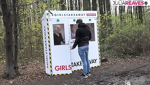 Sarışın vahşi doğada sert bir sikiş için eğiliyor