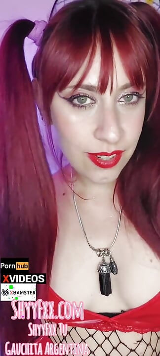 ShyyFxx Sıkı kırmızı vinil giyinmiş çarpıcı kızıl saçlı