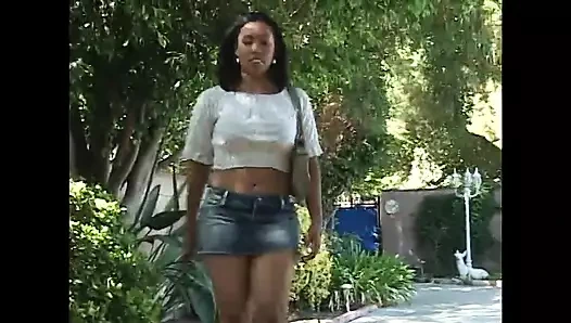 Dövmeli açık tenli siyah vixen ve seks oyuncakları kullanarak genç zenci lezbo sikişi