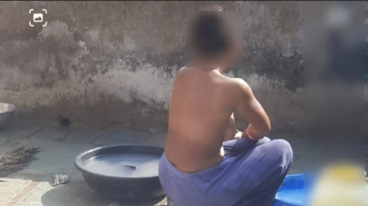 Üvey kız kardeş banyo kamerası büyük üvey kız kardeş banyoda banyo yapıyor üvey erkek kardeş görüldü