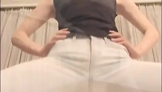 Sevimli Asyalı kızıl saçlının yüzüne oturuyor