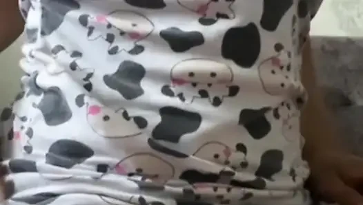 Eve meme uçlarım dik olarak geldi, beni okşuyor! Gerçek ev yapımı video