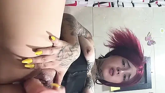 Kızıl saçlı kendine dokunuyor