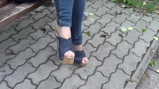 Me exibindo de Tamanco Alto com Plataforma e Tiras