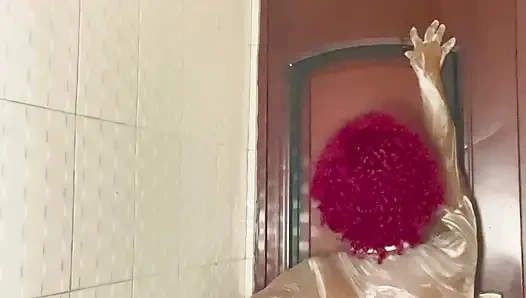 Banyo yaparken işemek çok eğlenceliydi
