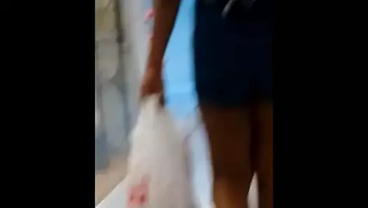 Morena desfilando de shortinho