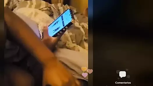 o göğüsleri üzerinde boşalan kadar e-alışveriş yaparken persicope üzerinde handjob