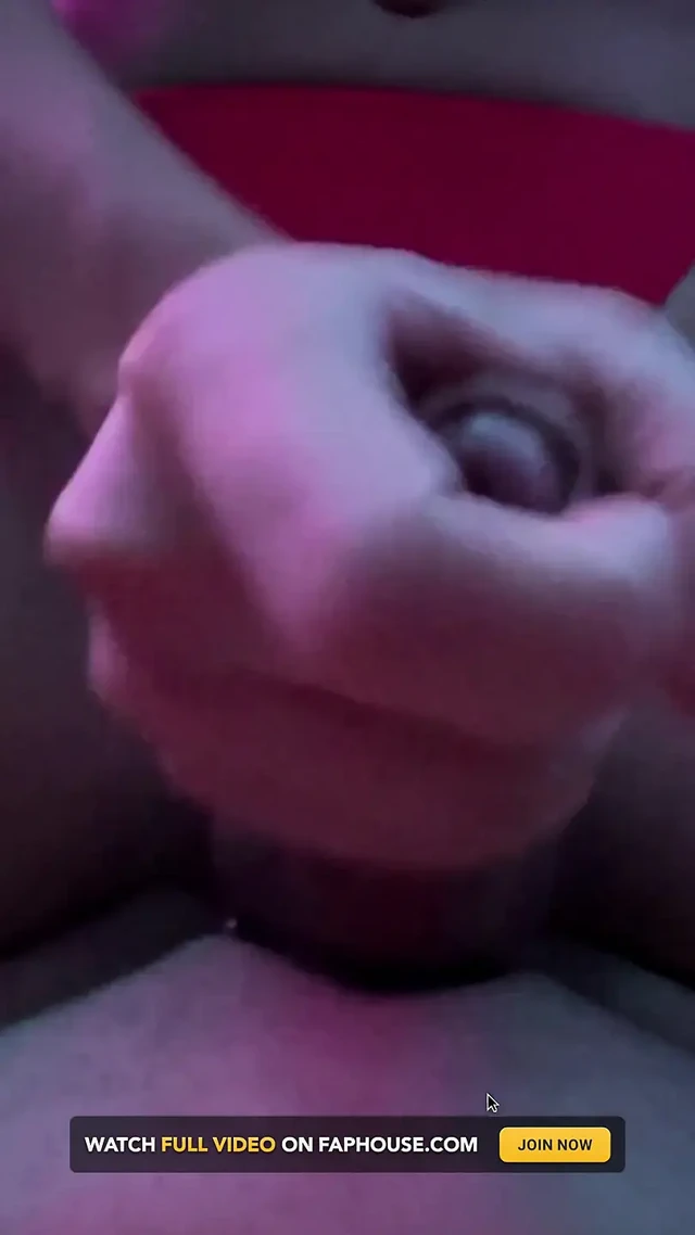 işten eve döner dönmez, penisimle ilgilenmesini istiyorum