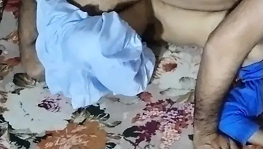 Liseli kız arkadaş sikişin tadını çıkarıyor