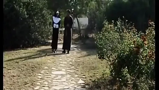 Doğal saçlı esmer Alman genç erkek avcısı açık havada grup sekste sikiliyor