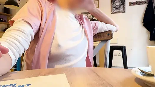 Son derece seksi beyaz sheer bluz bir kafede büyük sert pirsingli meme uçlarımı teşhir ediyor