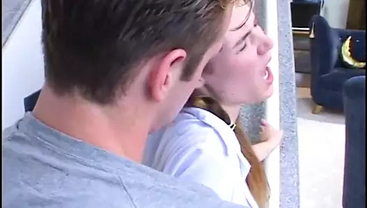 Esmer çocuk bakıcısı eğiliyor ve sert domaltarak sikiliyor