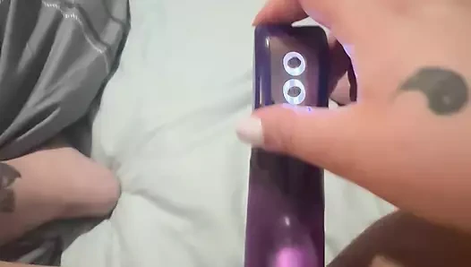 İri güzel kadın boşalana kadar mor dildoyla mastürbasyon yapıyor