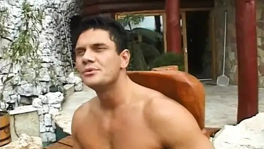 Çarpıcı yuvarlak götlü sarışın, büyük bir yarakla götten sikiliyor