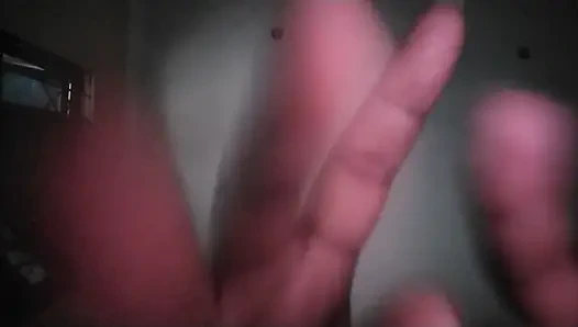 Sevimli ateşli kız 18+ tüm varlıklarınız karşılığında temiz yalamak için pis ayaklarıyla sizi kutsar.