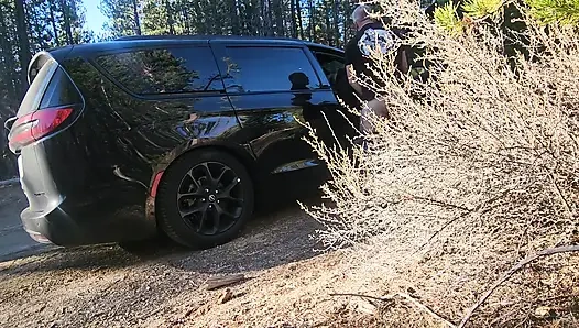 Yol kenarında riley ve logan ile emiyor ve sikişiyor