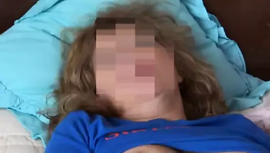 Karısı, 58 yaşında, sikişiyor, oğlunun arkadaşıyla emiyor