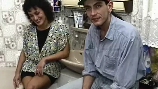 Dik esmer adım anne içinde bir küvet sikme