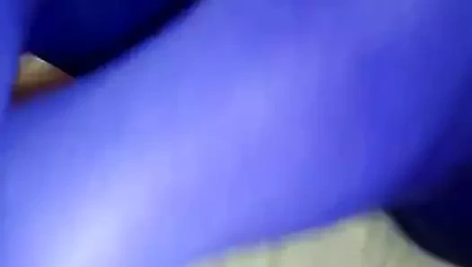 Mavi taytlı karısının ayakları üzerinde masturbasyon yapmak