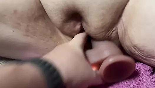 Titreşen dildoyu delerek derin ve sert sikildi. Birkaç kez boşal, sonunda fışkıran bir orgazm