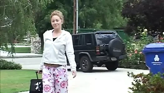 Sevimli esmer alır süslenmiş yukarı ve popo becerdin için the kamera