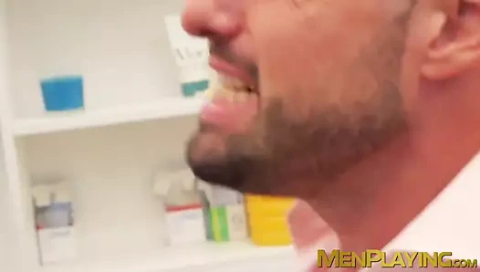 Takım elbise iri parça oral seks önce güçlü analpounding verir