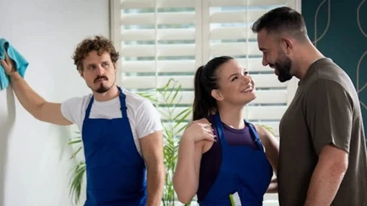 Saf tabu - ev temizlikçisi Alison Rey zengin müşteriyle flört ediyor