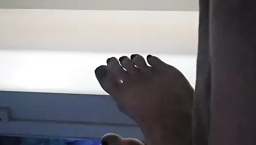 Ayak parmaklarını emiyor