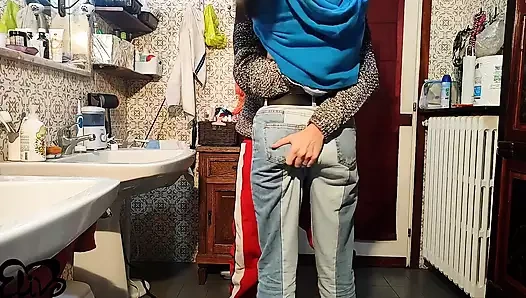 Banyoda kıllı amcığın içine boşalıyor