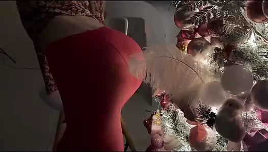 Kırmızı taytlı uzun bacakları esnetiyor