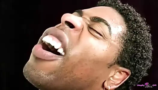 Mükemmel kıvırcık zenci güzellik en sevdiği vibratörle sıkı amını azdırıyor