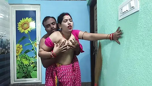 Köylü desi evli kadın hintli kadınla sert seks yapıyor. Kocası evde değilken