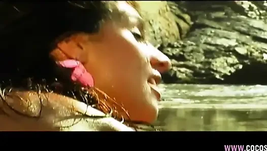 Esmer hatun Sunny plajında sert sikiliyor