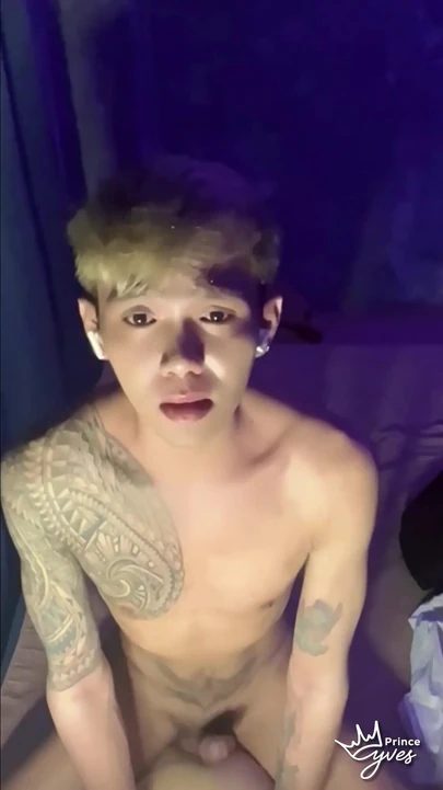 Filipinli azgın twink boşalana kadar azdırıyor ve mastürbasyon yapıyor