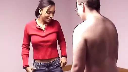 Sevimli zenci kız arkadan sikilirken boş boş bakıyor