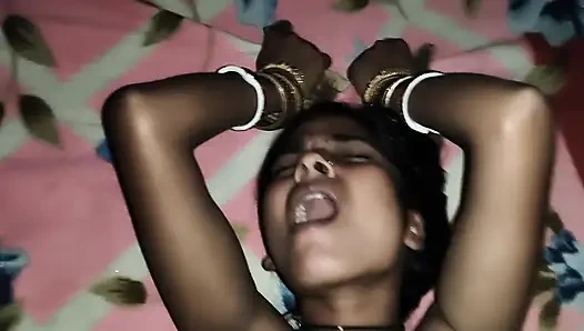 Village padosi bhabhi ke ghar par raat ko chudai in Indian bhabhi devar fucking