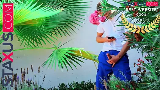 Staxus :: Bahçıvanı mastürbasyon yaparken yakaladım ve ona tüm yardımımı sunuyorum.