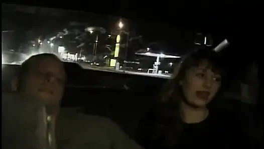 İki azgın orta yaşlı seksi kadın şanslı bir yarağı paylaşıyor