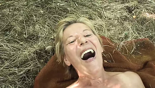 Kıllı olgun sürtük açık havada domaltılıyor